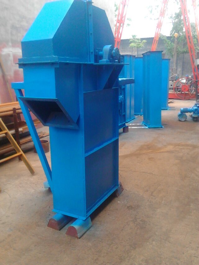 垂直斗式提升機故障的主要原因是物料有一定的打結現象(垂直斗式提升機 化工不銹鋼上料機) 垂直斗式提升機故障的主要原因是物料有一定的打結現象(垂直斗式提升機 化工不銹鋼上料機)